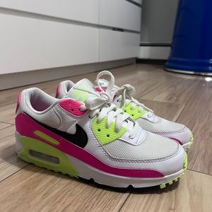 2020
Wmns Air Max 90 GS 'Pink Volt'